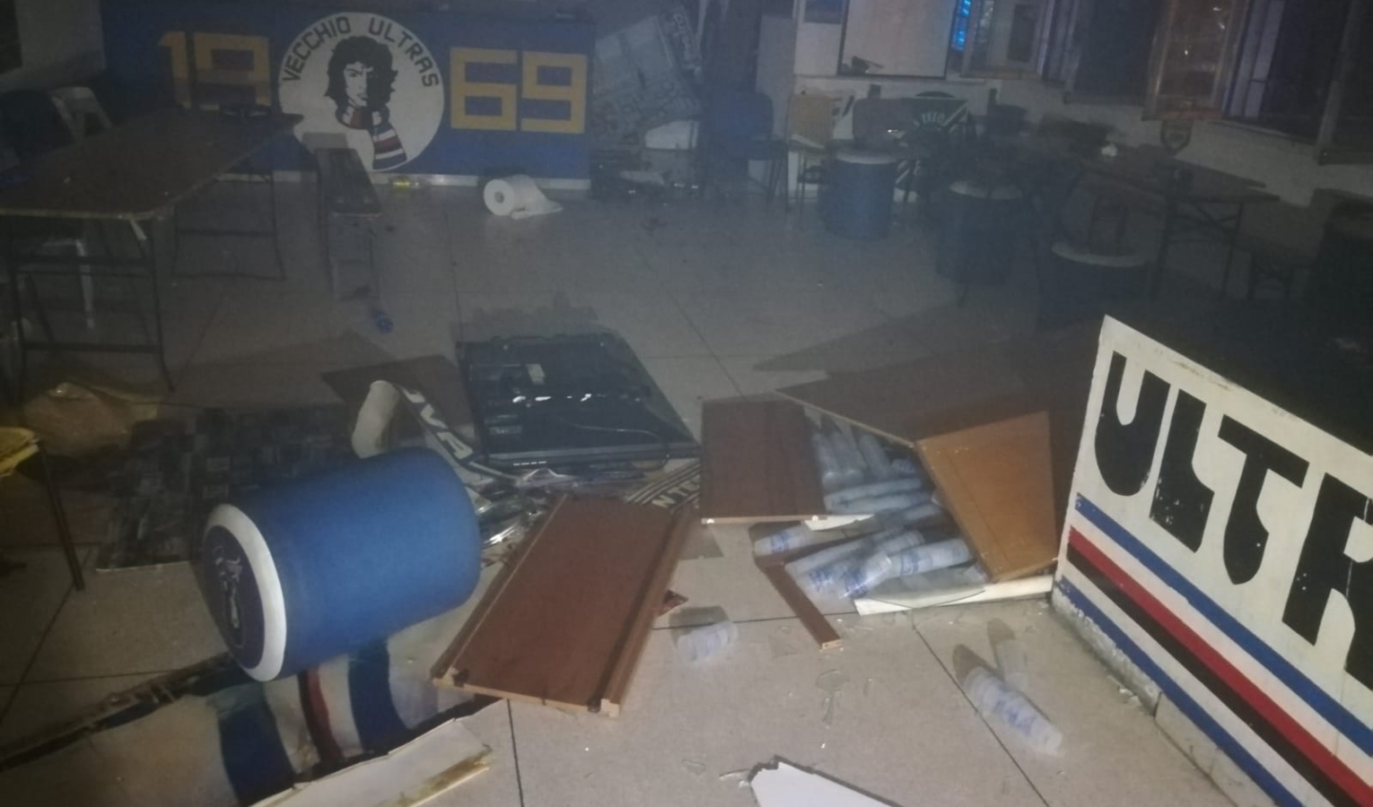 Dopo gli scontri, la reazione dei genoani: devastato club ultras
