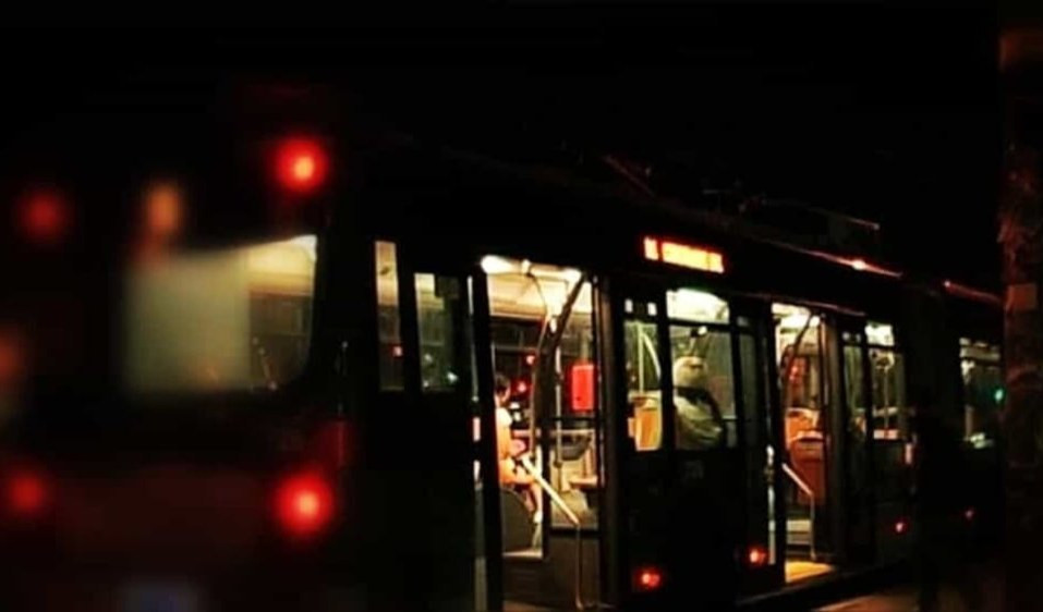 Genova, assaltano bus in piena notte e infrangono vetrata