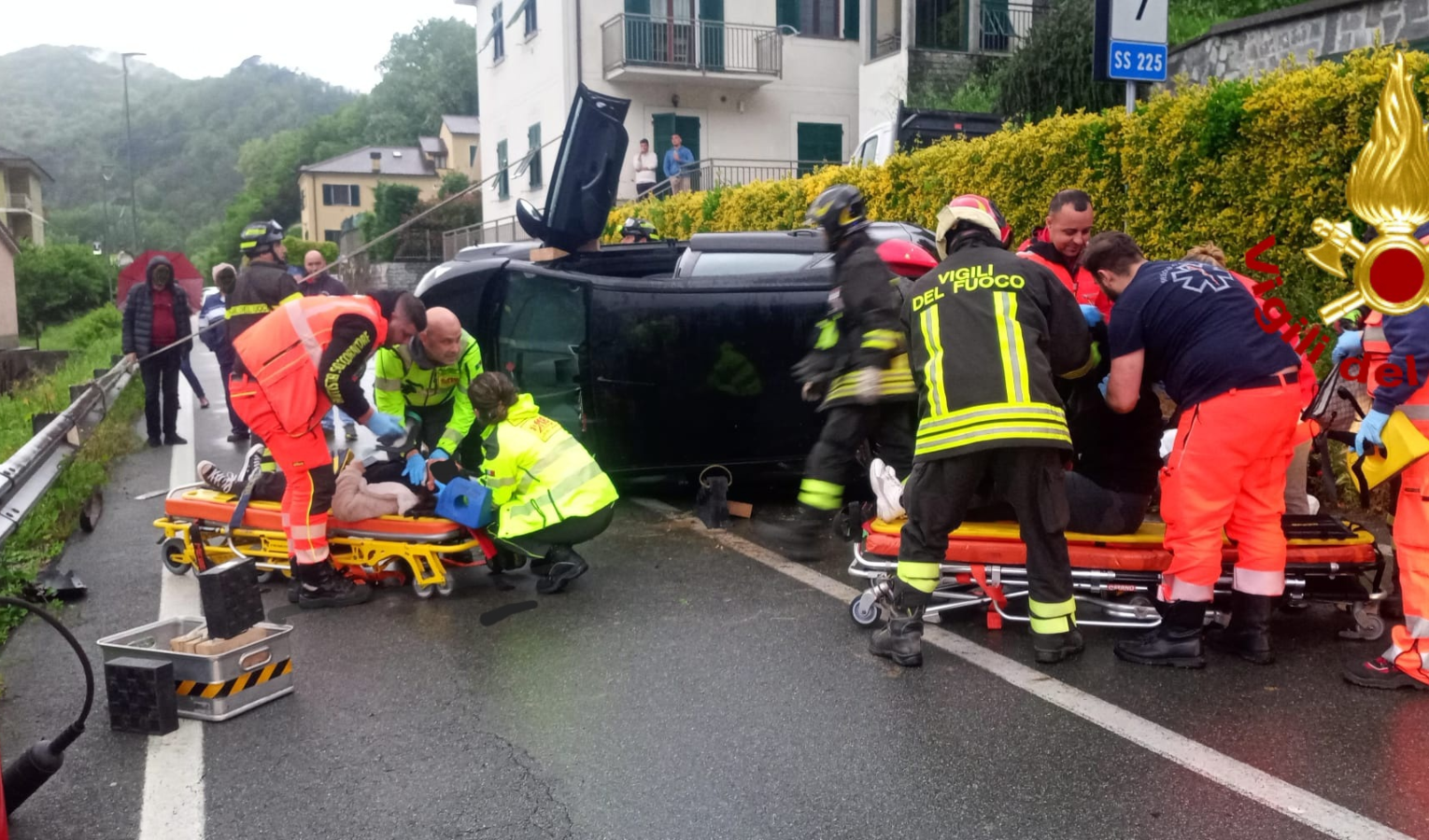 Val Fontanabuona: auto si ribalta, due feriti lievi