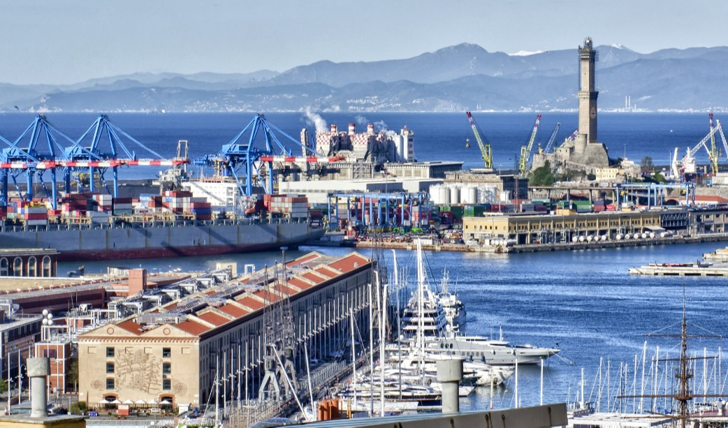 Genova, veduta della Lanterna e del porto