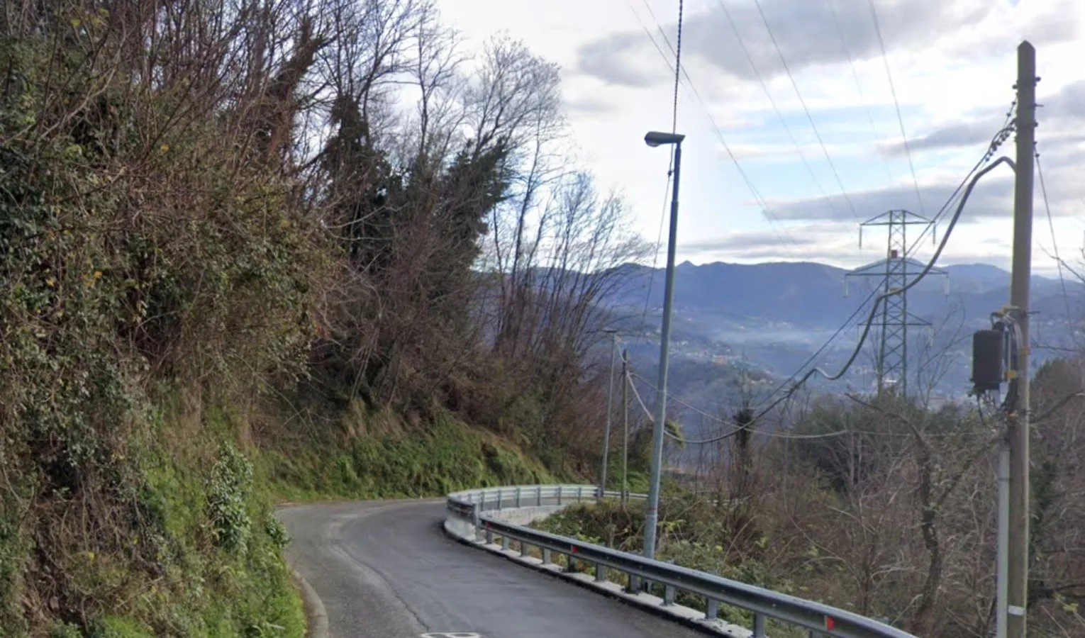 Albero Cade Sulla Carreggiata Chiusa Strada Per Madonna Della Guardia