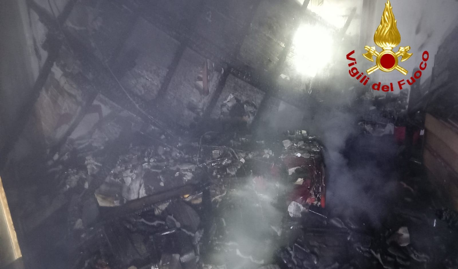 Genova, brucia il tetto di una palazzina: salvata una donna