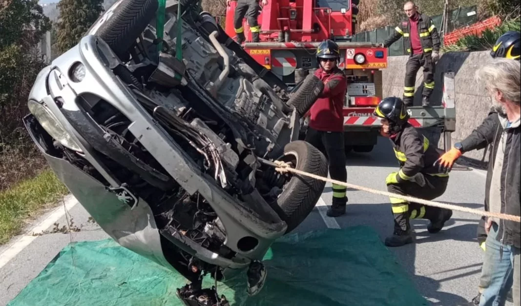 Ragazza Finisce Fuori Strada E Si Cappotta I Vigili Del Fuoco