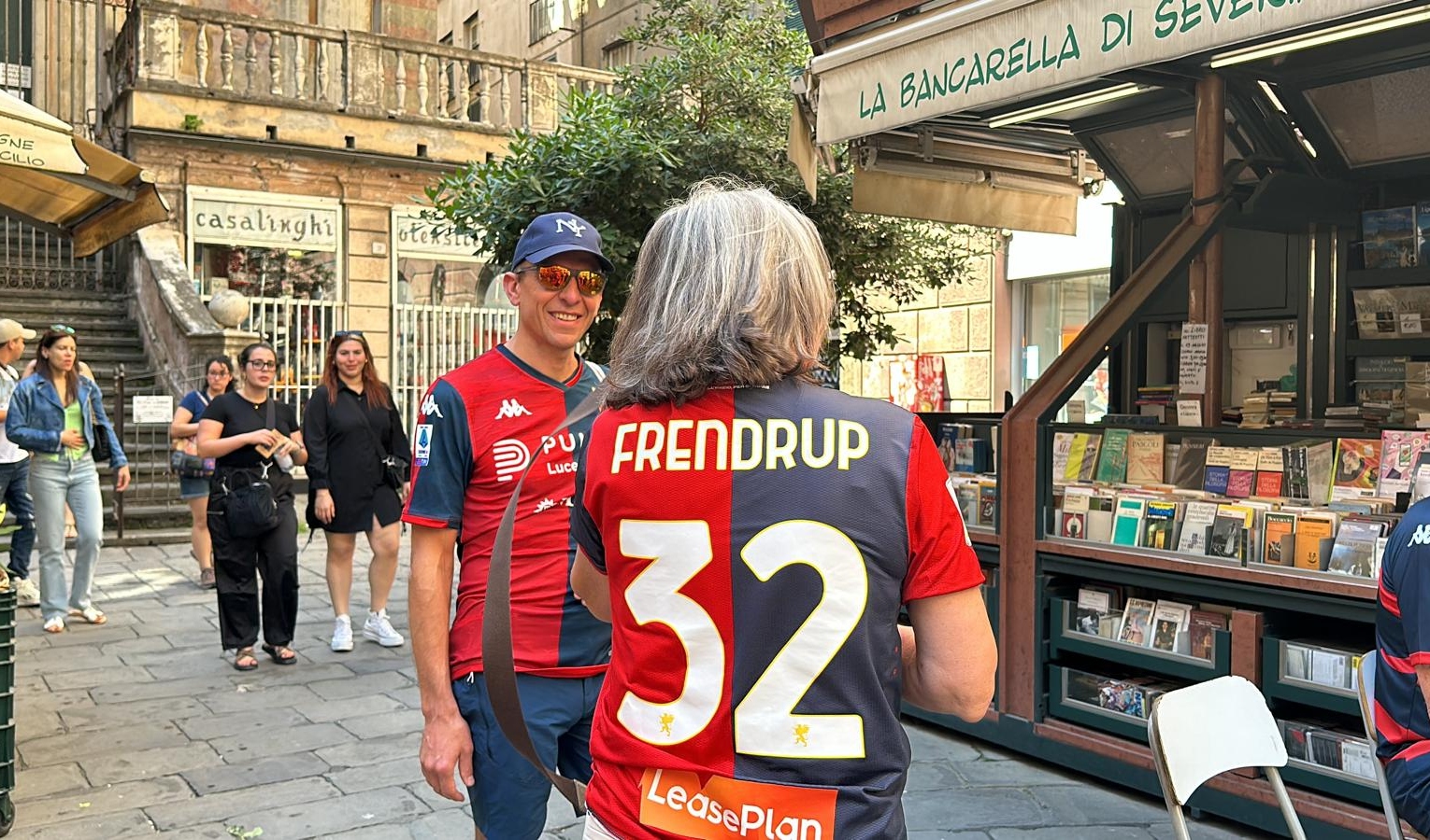 Genoa, l’abbraccio dei tifosi alla mamma di Frendrup
