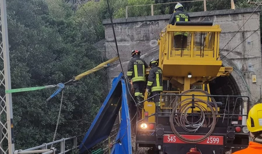 Lamiera Crollata Sulla Ferrovia Ripresa La Circolazione Dei Treni Tra