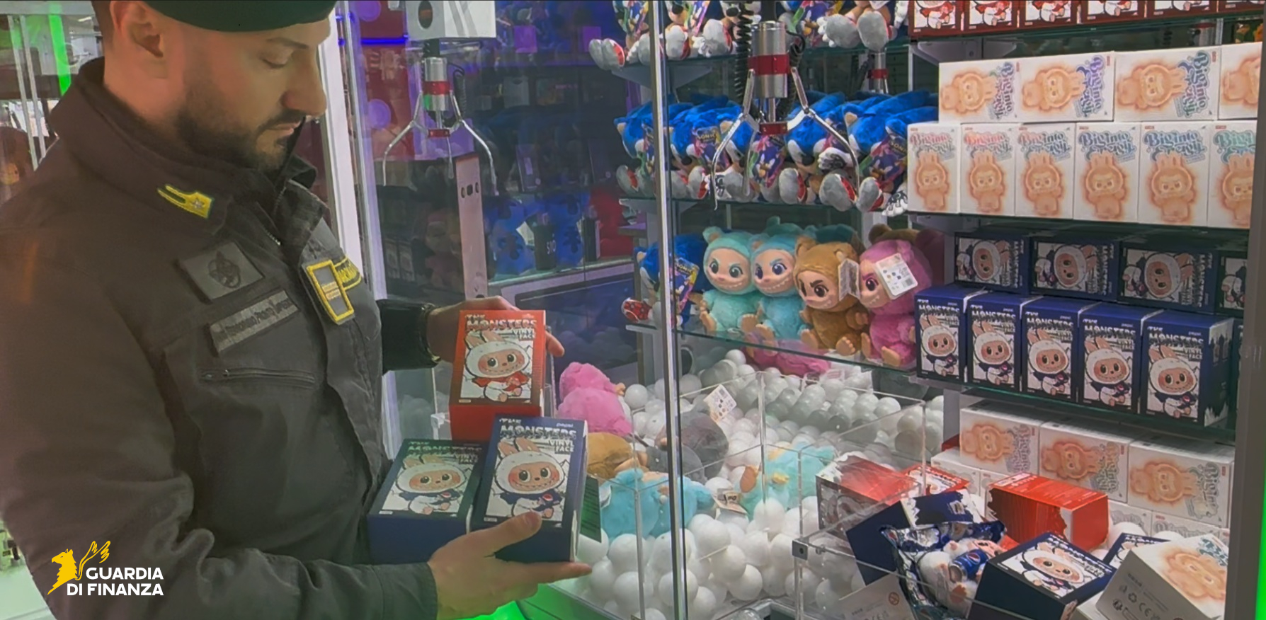 Blitz della Guardia di Finanza ai baracconi, sequestrate più di mille Labubu false
