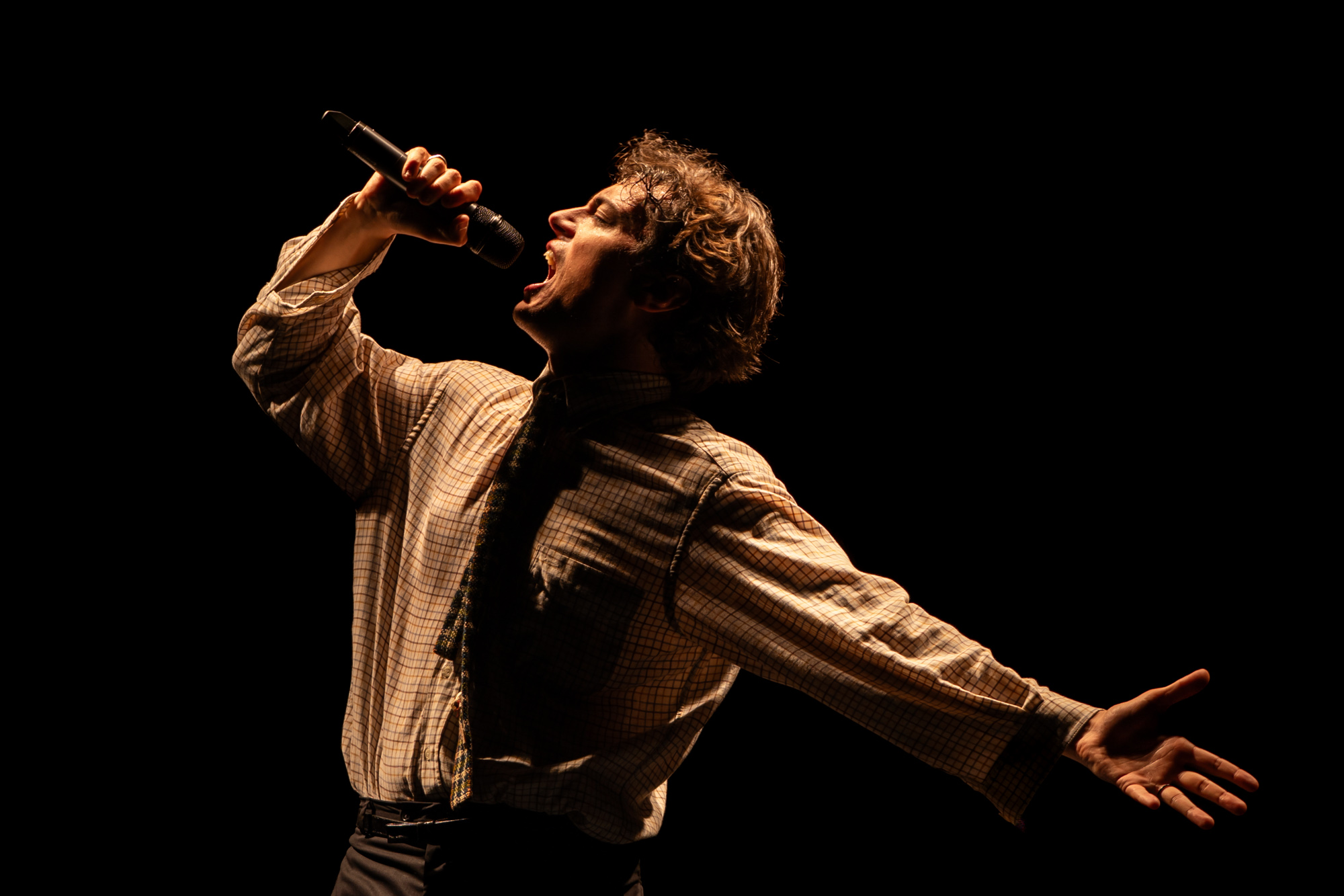 A teatro 'Per sempre', confessioni e poesia di un amore che non muore