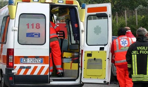 Incidente a Campomorone, auto si ribalta: due feriti