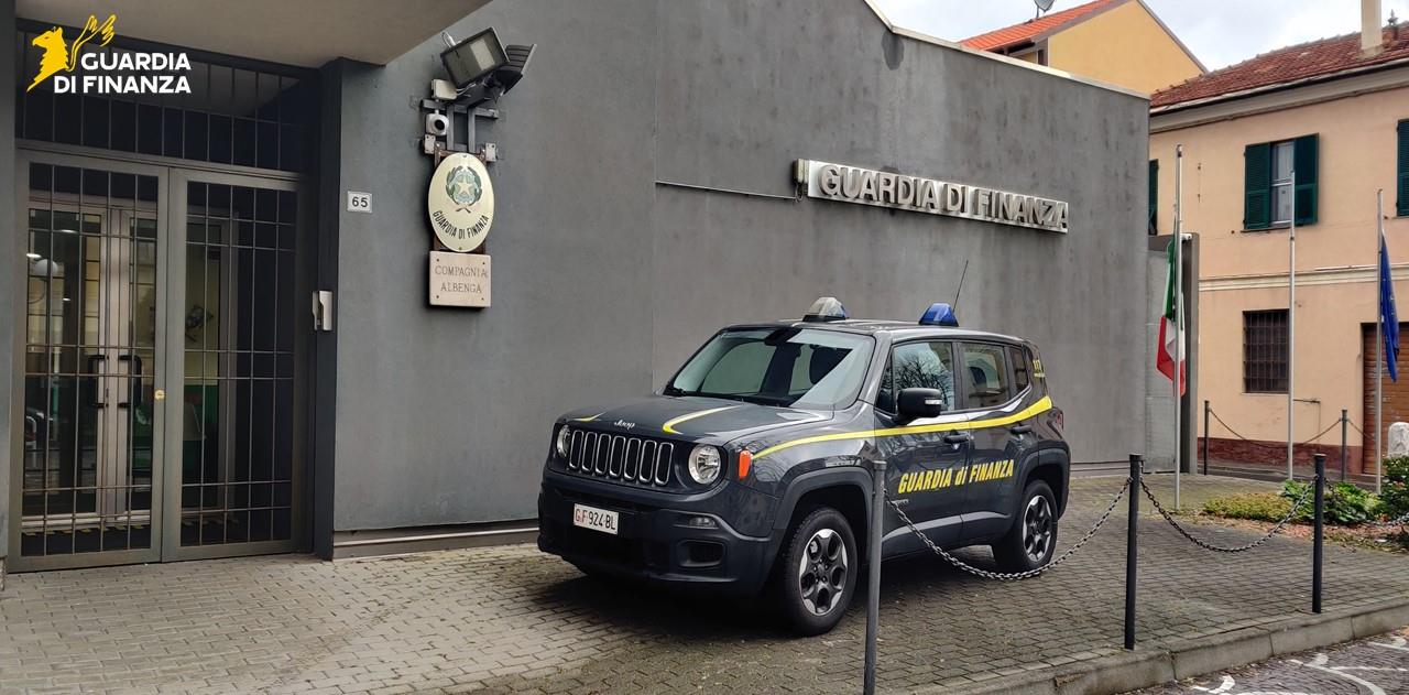 Viaggiava con 25 mila euro in contanti nascosti nella valigia, fermato dalla Finanza