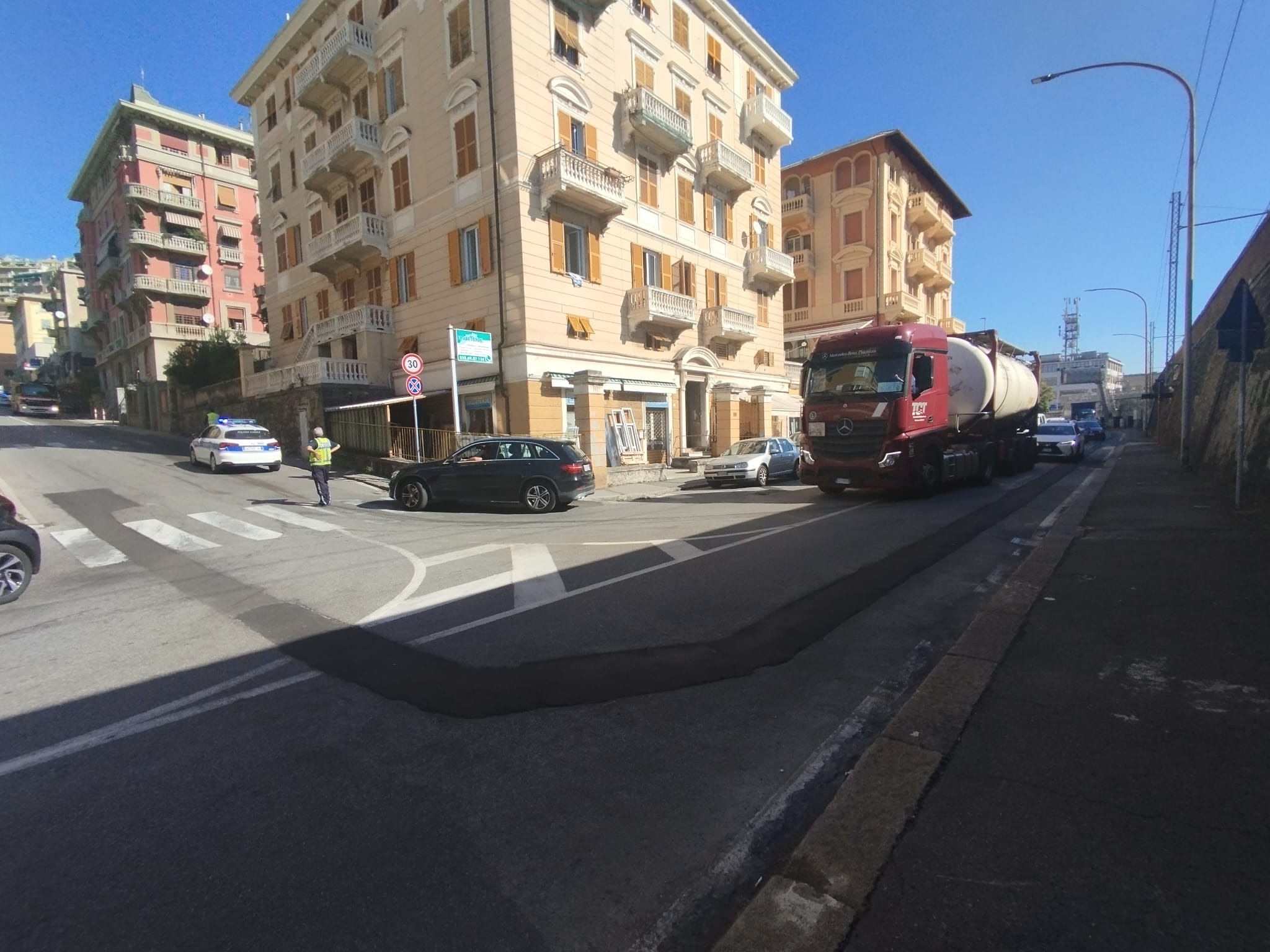 Genova, acetone sull'asfalto in via dei Reggio: intervengono i vigili del fuoco