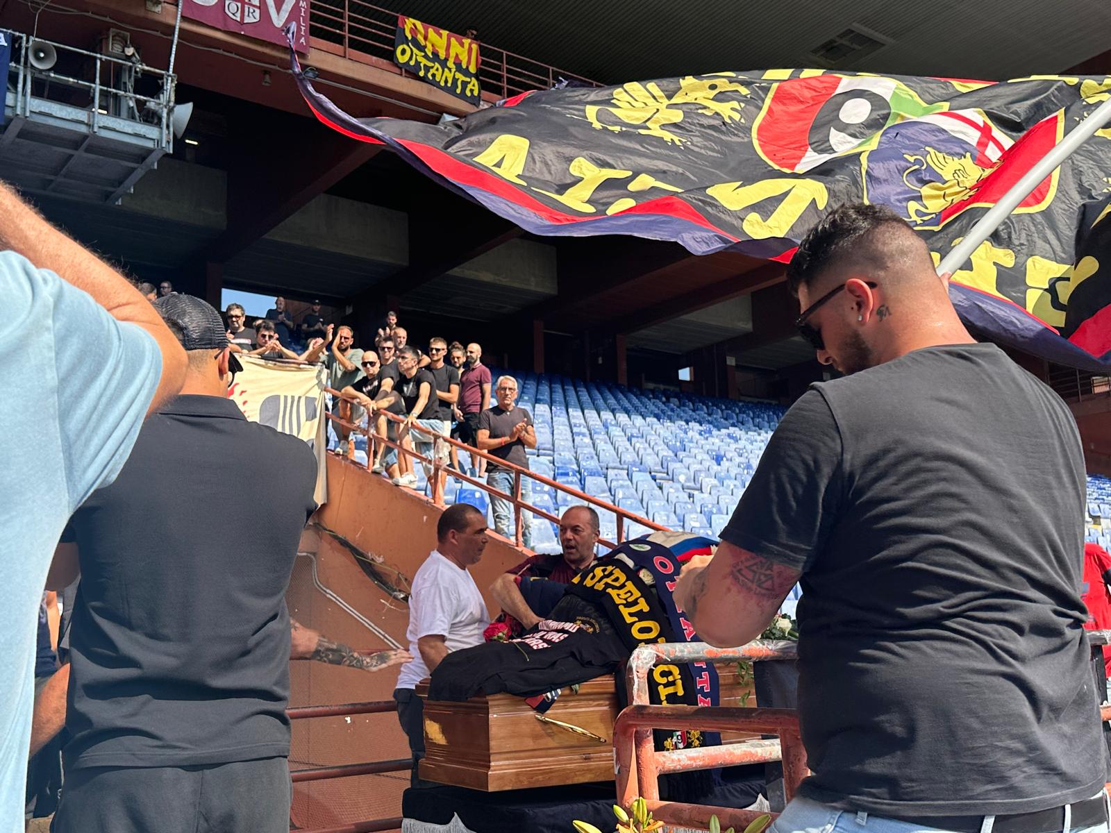 In piazza Alimonda i funerali di Massimo Leopizzi, poi l'ultimo saluto in Gradinata Nord