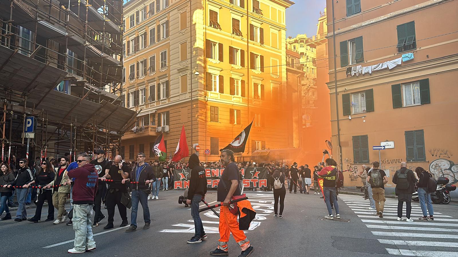 Un centinaio di manifestanti in corteo a Genova per ribadire