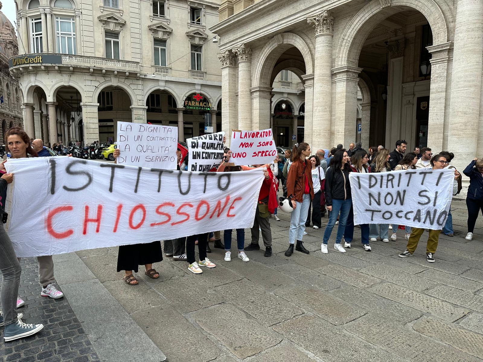 Contratti fermi da anni, in piazza i lavoratori delle rsa: