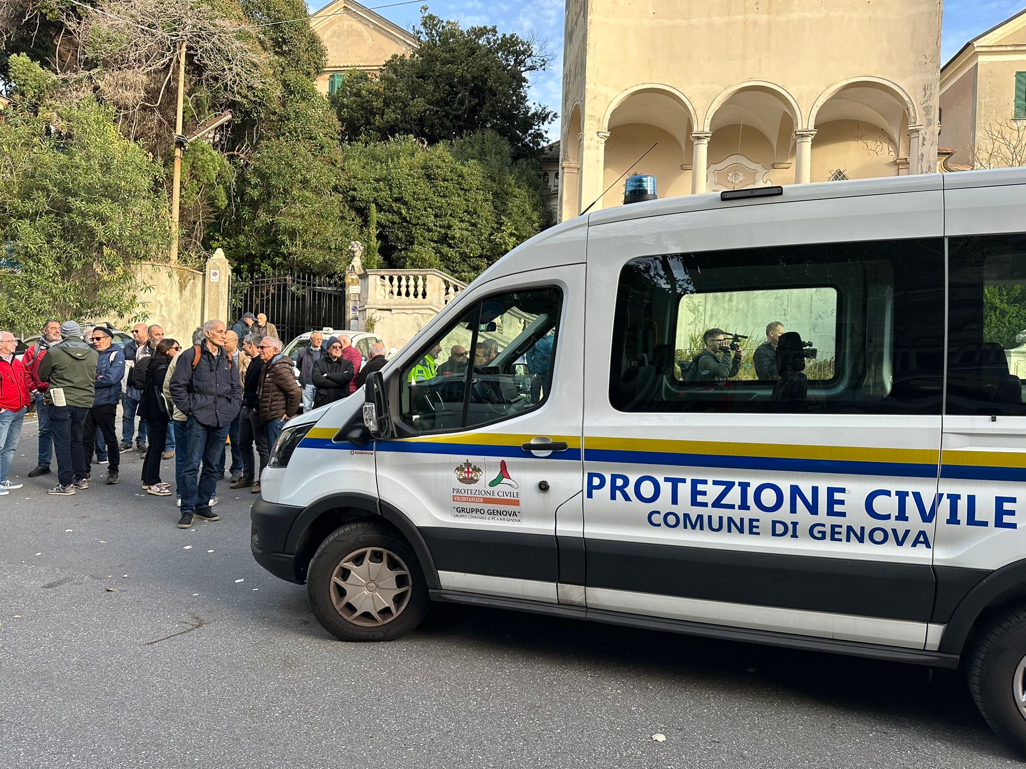 Sfratto casa Raphael, presidio e tensione davanti alla struttura. Poi la soluzione: gli ospiti trasferiti in albergo