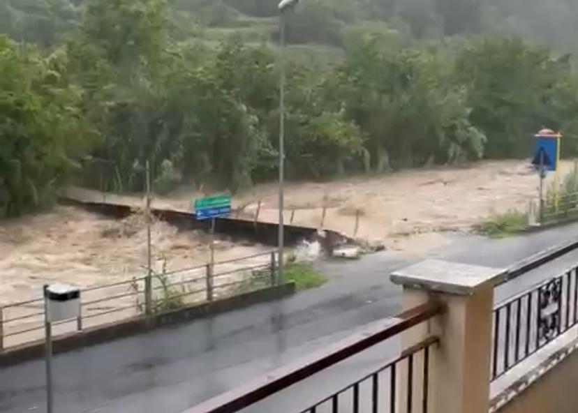 Maltempo, a Finale Ligure esondato il Pora. Allagamenti nel Ponente