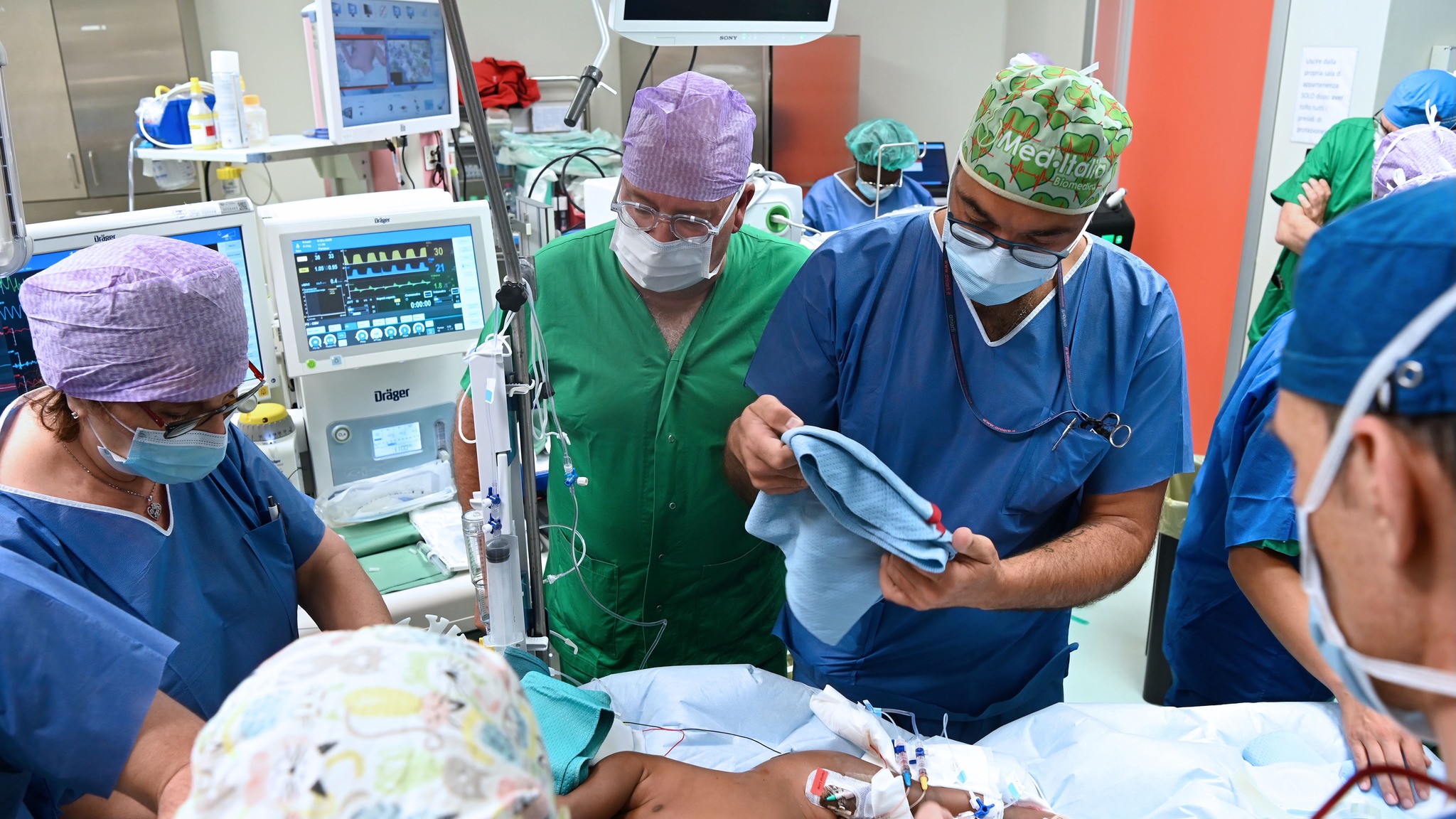 Al Gaslini separate due gemelle siamesi del Burkina Faso grazie al lavoro di 50 professionisti