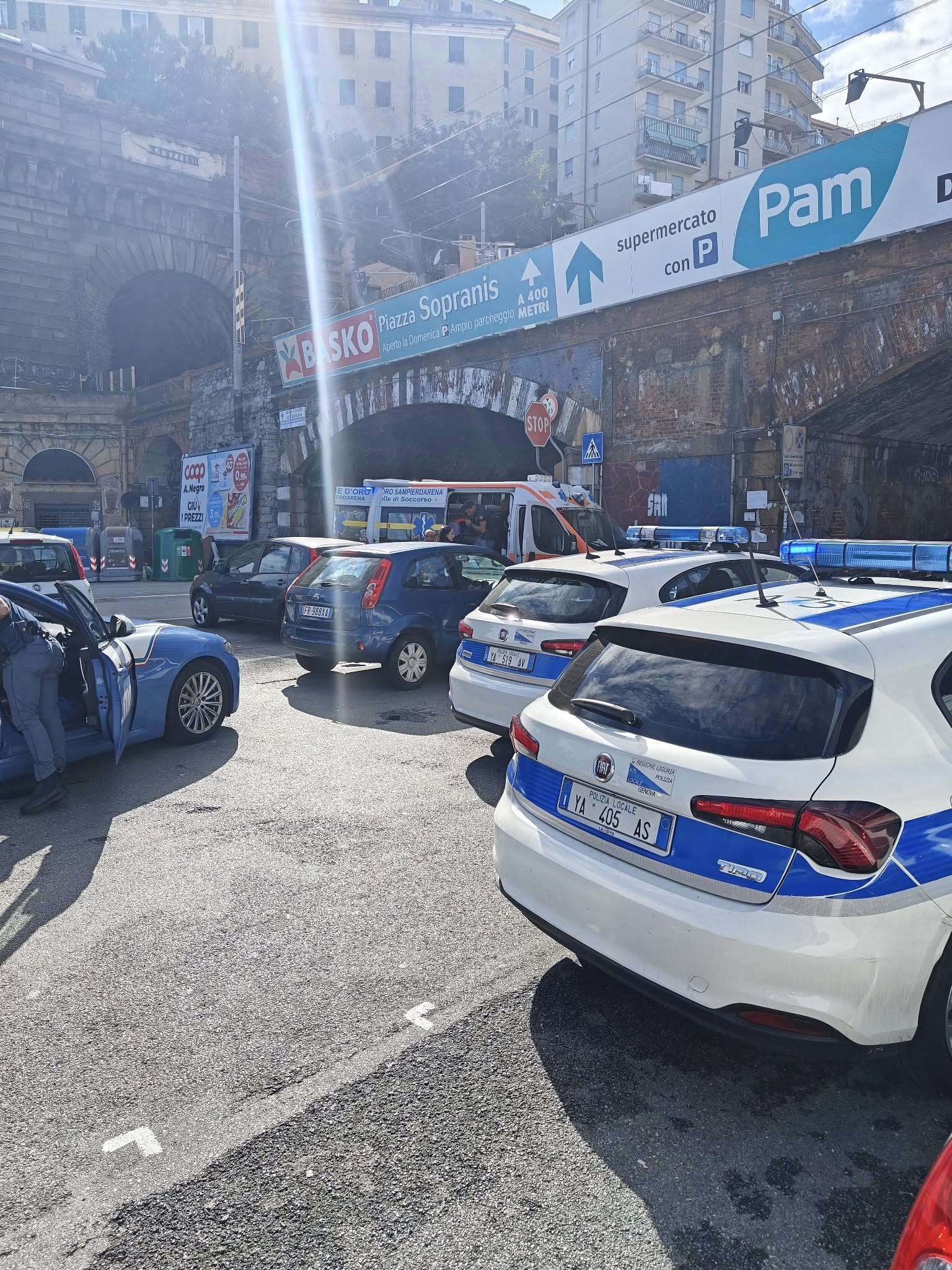 Caos in piazza Dinegro: rubano il cellulare a un anziano, fermati dalla polizia uno dà di matto