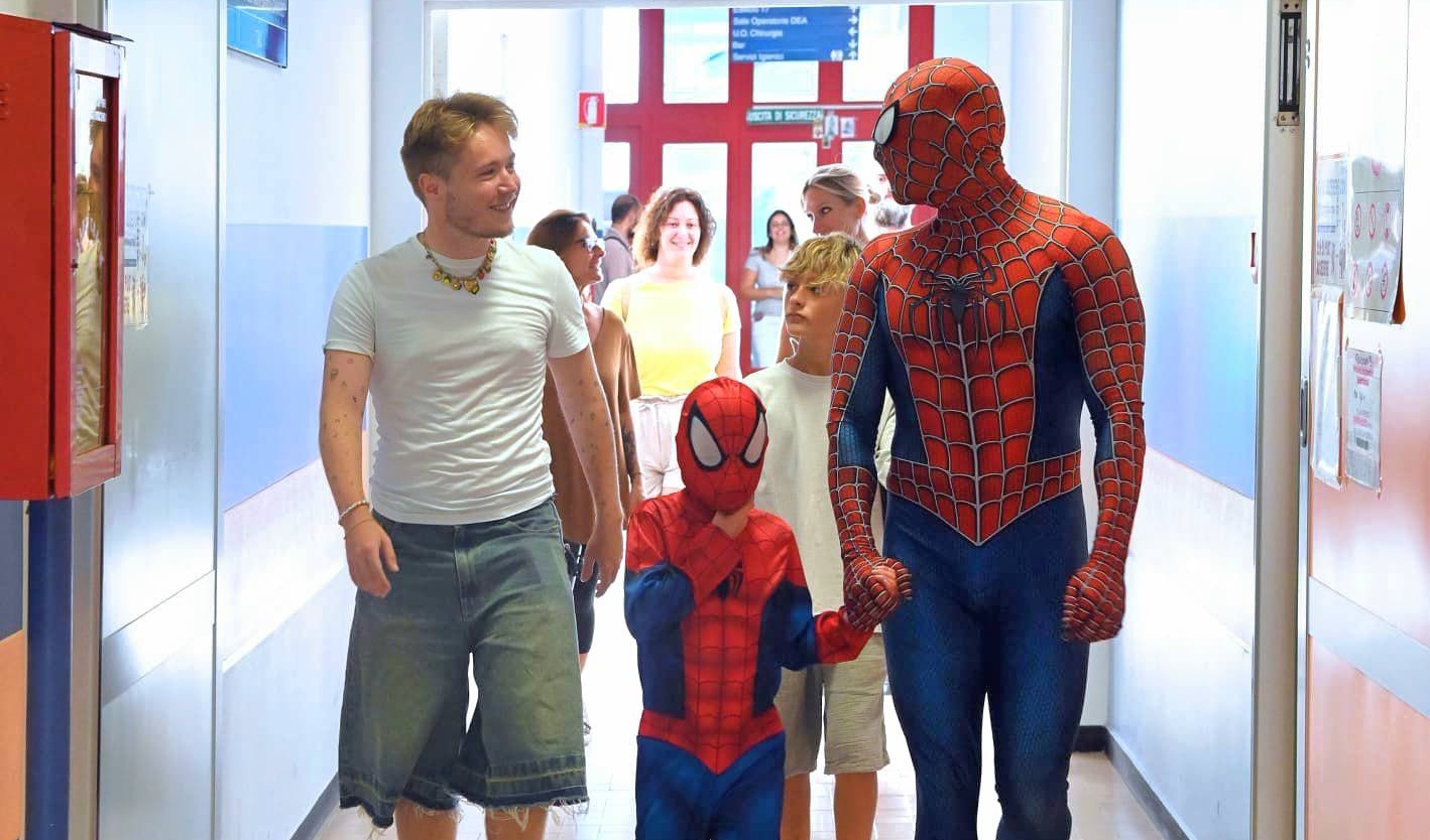 Alfa e Spiderman in visita ai piccoli pazienti del Gaslini di Genova