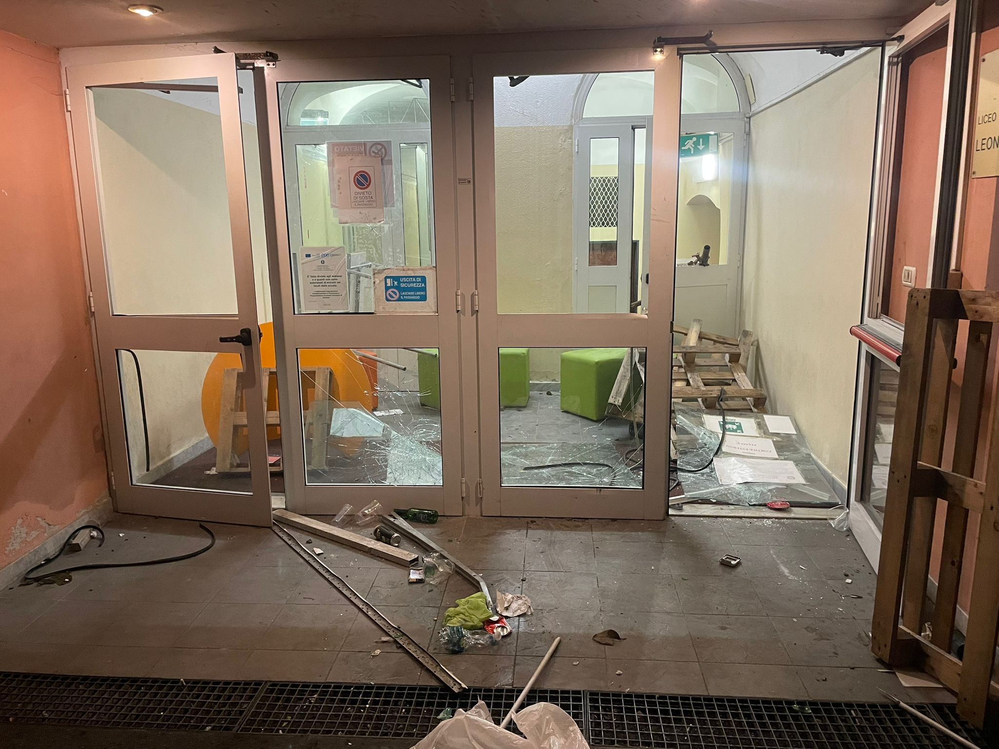 Gruppo armato di spranghe entra in un liceo occupato: scuola devastata, indagini in corso