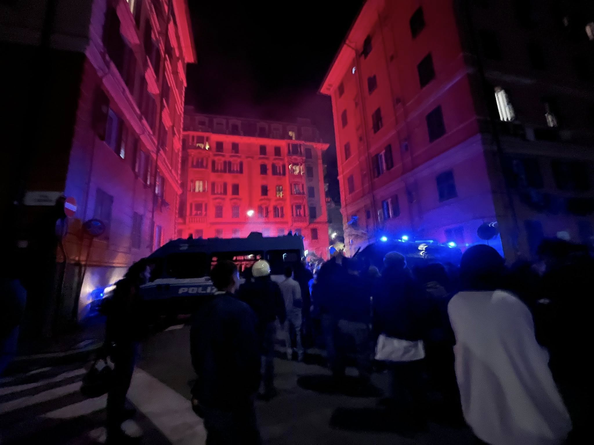 Manifestazione antifascista in piazza Alimonda dopo l'assalto al liceo Da Vinci