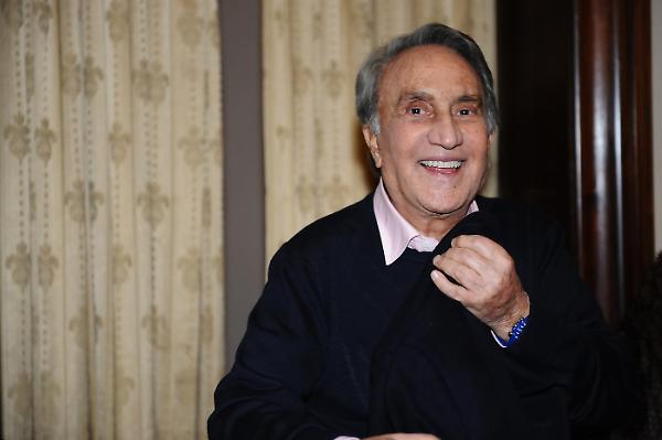 Addio a Emilio Fede, nel 2012 passò il testimone del Tg4 a Giovanni Toti