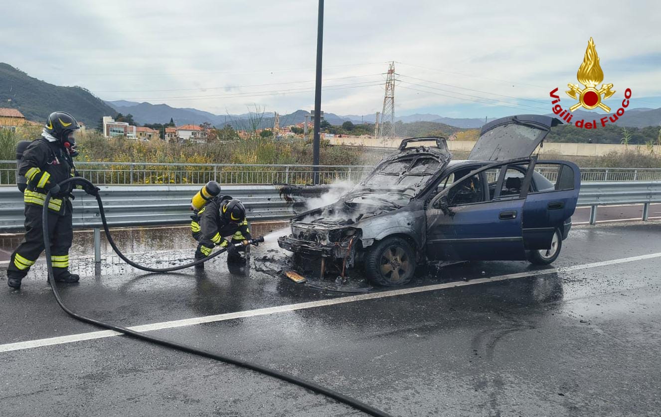 Incendio auto ad Albenga, mezzo distrutto dalle fiamme