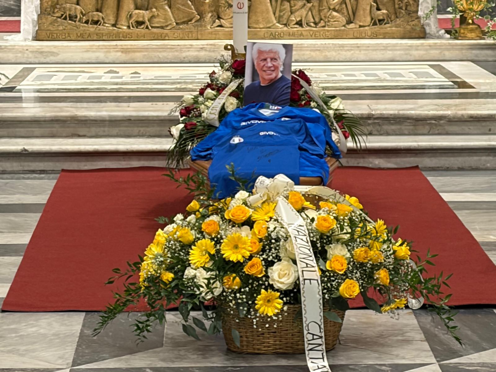 Una nota che continua a vibrare: a Chiavari l’ultimo commosso saluto a Sandro Giacobbe