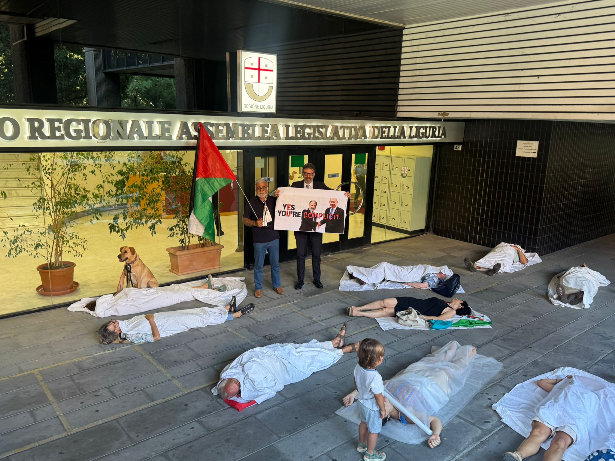 Flash mob pro Gaza di fronte al consiglio regionale: “Chiudere rapporti con Israele”