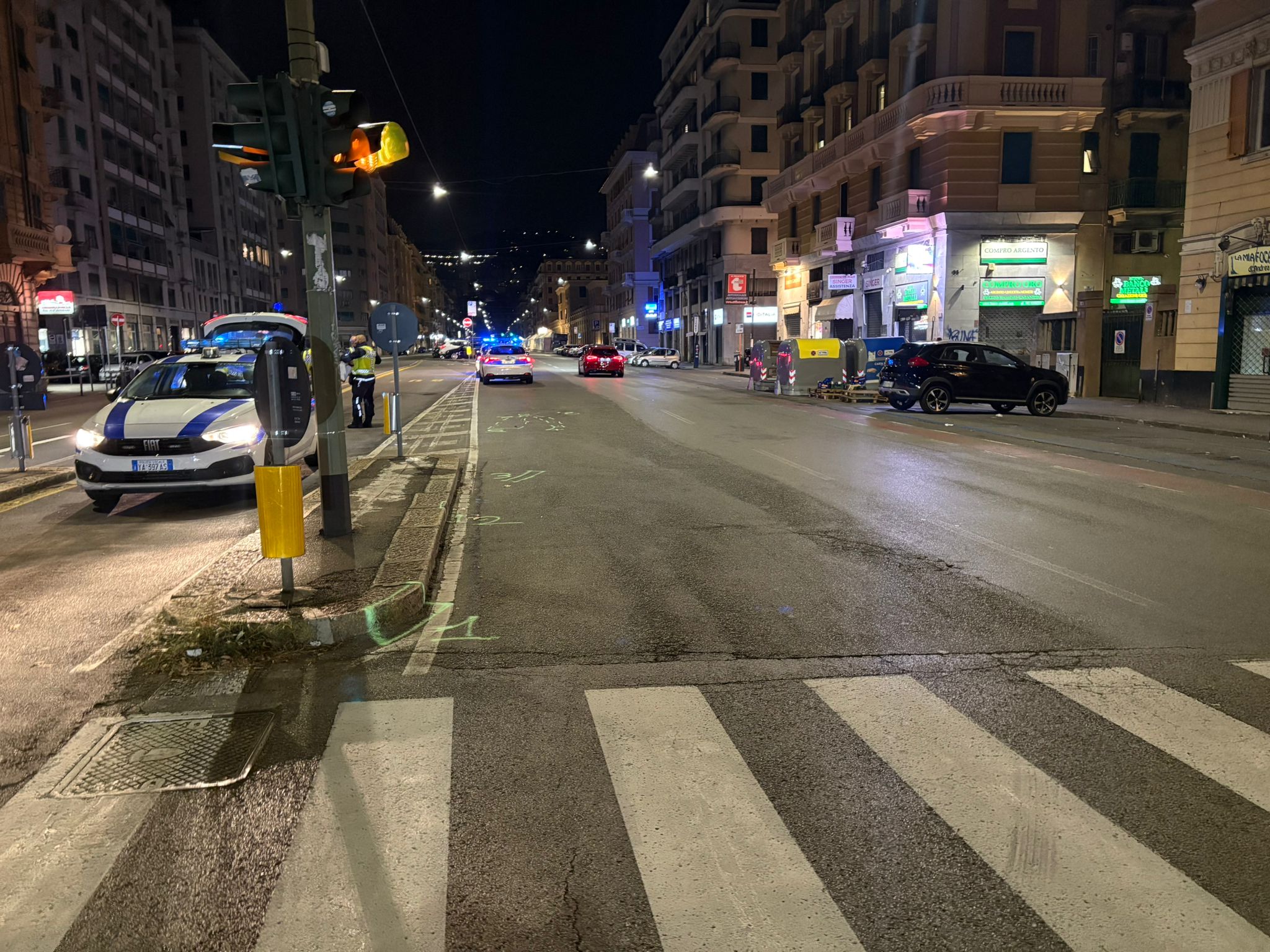 Ubriaco in moto urta un cordolo e si schianta contro un palo: è grave