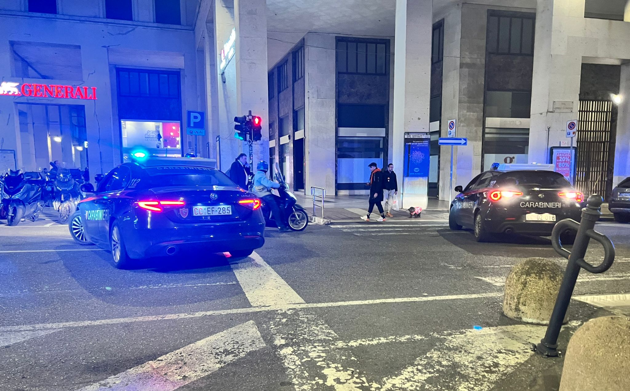 Si spoglia davanti a una ragazza in pieno centro e le mostra i genitali: denunciato