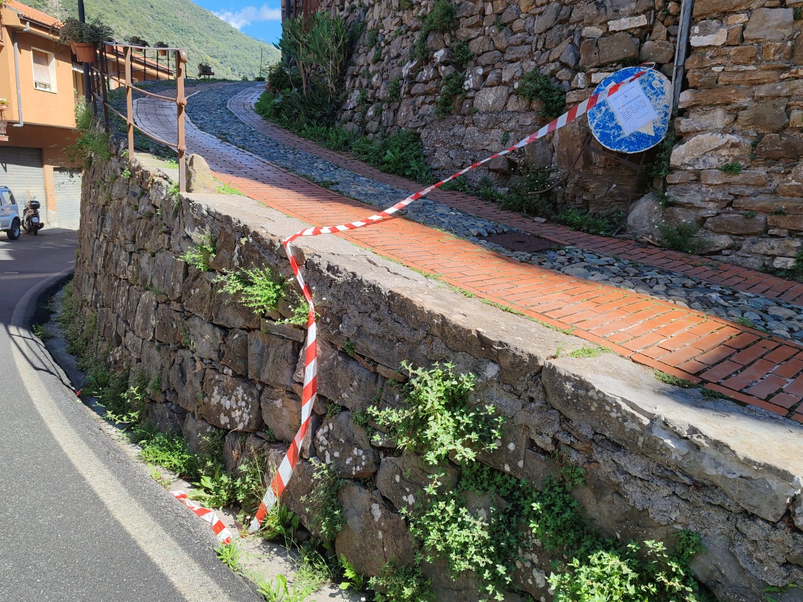 Tragedia a Castel Vittorio, operaio muore dopo essere caduto dal tetto del Comune