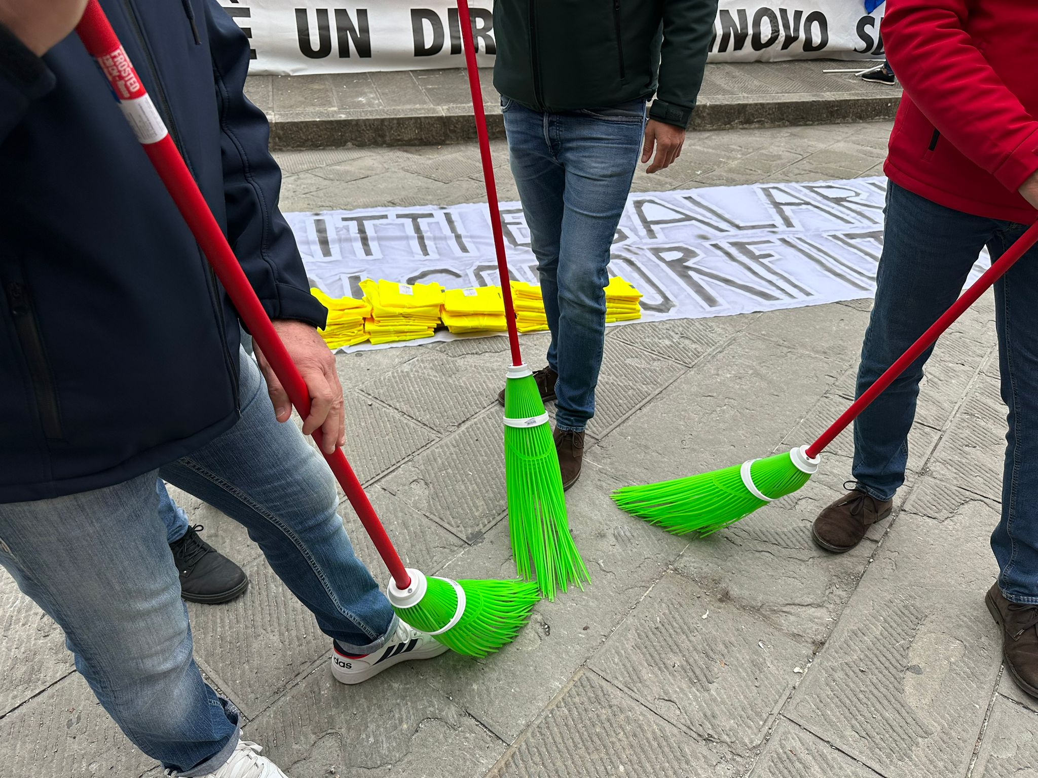 Sacchetti e scope in piazza, flash mob dei lavoratori Amiu: