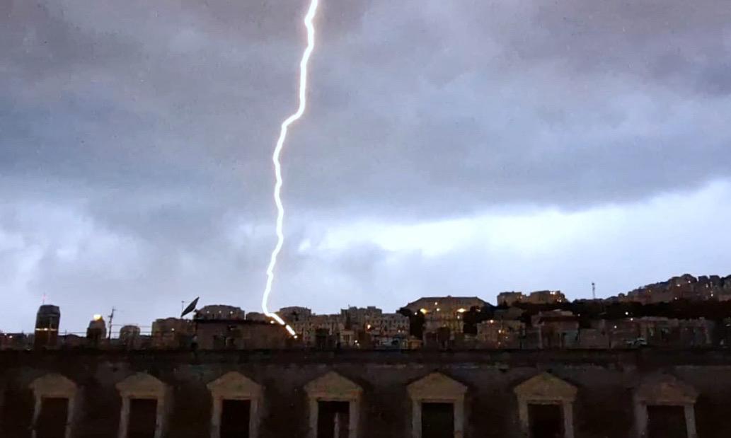 Allerta gialla, nubifragi e allagamenti nel ponente di Genova: un centinaio di chiamate ai vigili del fuoco