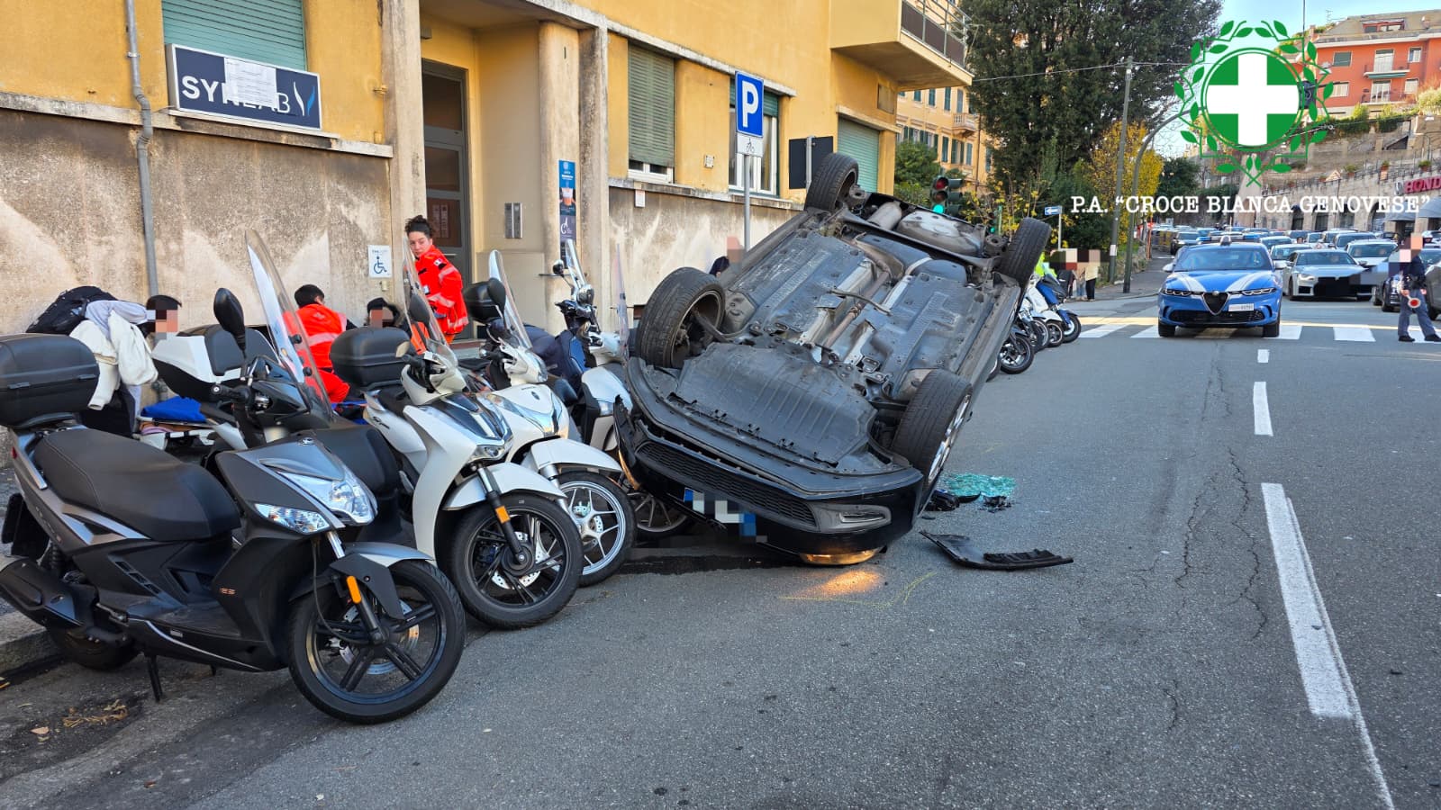 Incidente tra due auto a Genova, una si ribalta e finisce contro le moto parcheggiate