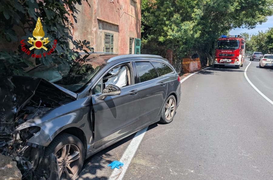 Schianto lungo l'Aurelia a Varazze, un ferito grave
