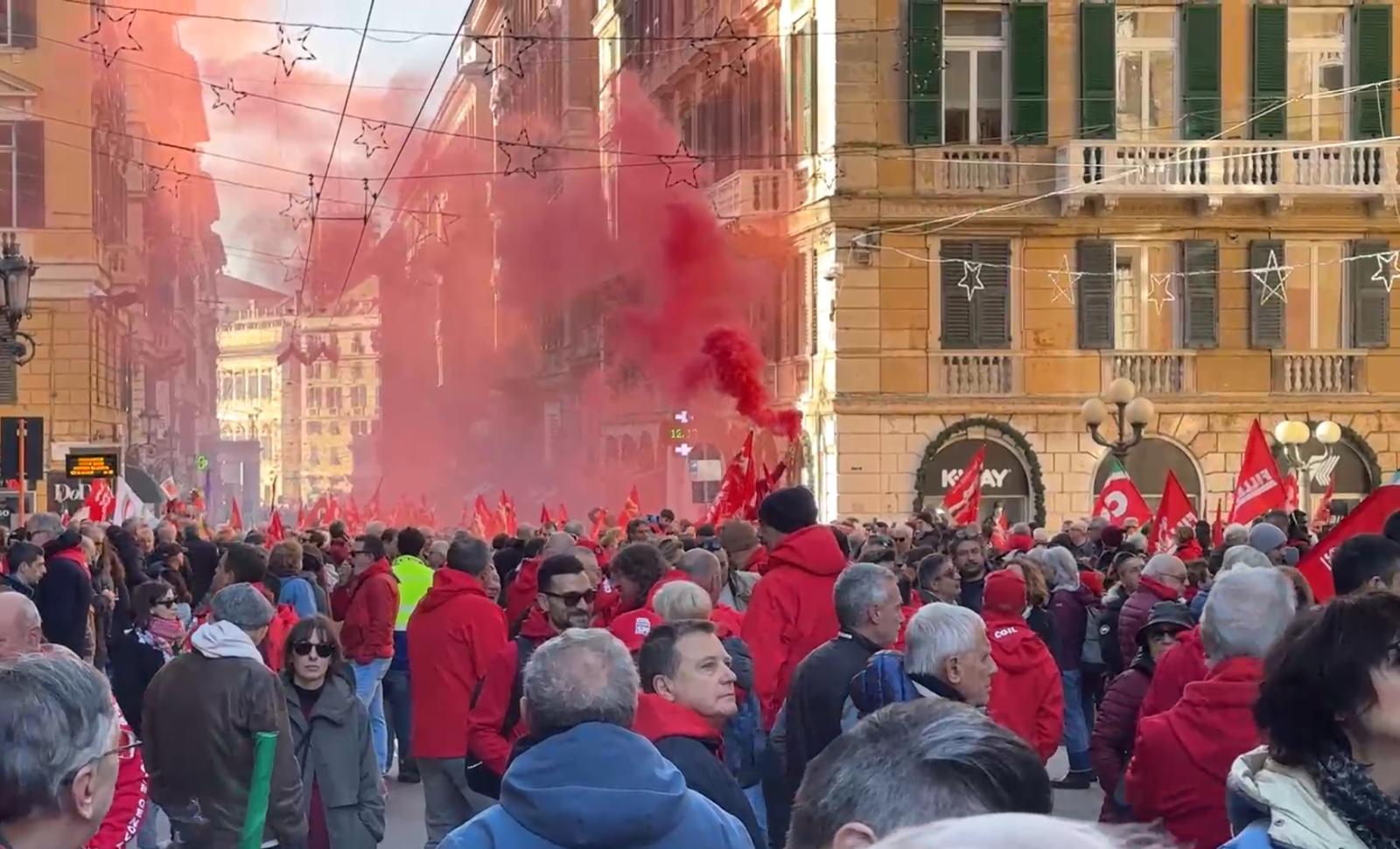 Sciopero Cgil, manifestazione a Genova. Gli organizzatori: