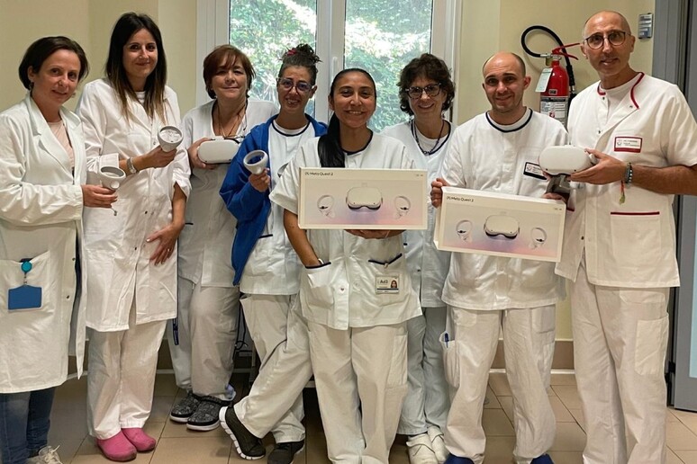 Al Villa Scassi di Genova ecco i visori 3D per distrarre le pazienti durante la chemio