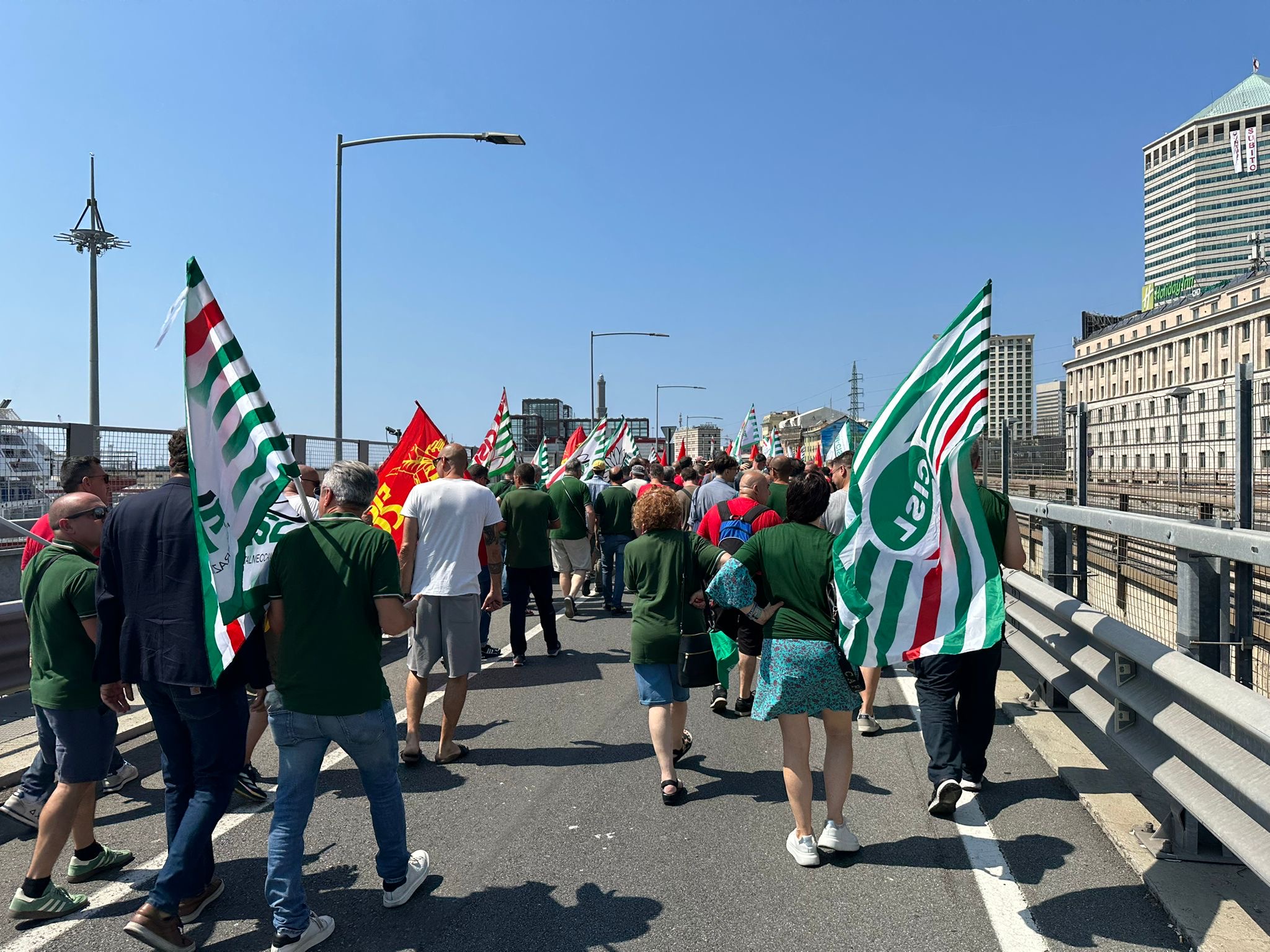 Corteo dei metalmeccanici e presidio contro la guerra a Genova: mattina di caos traffico