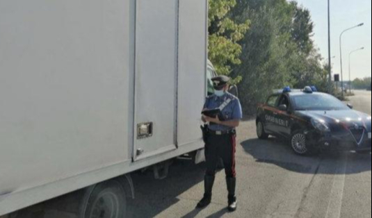 Autista trova nove migranti nascosti in un camion: soccorsi dal 118
