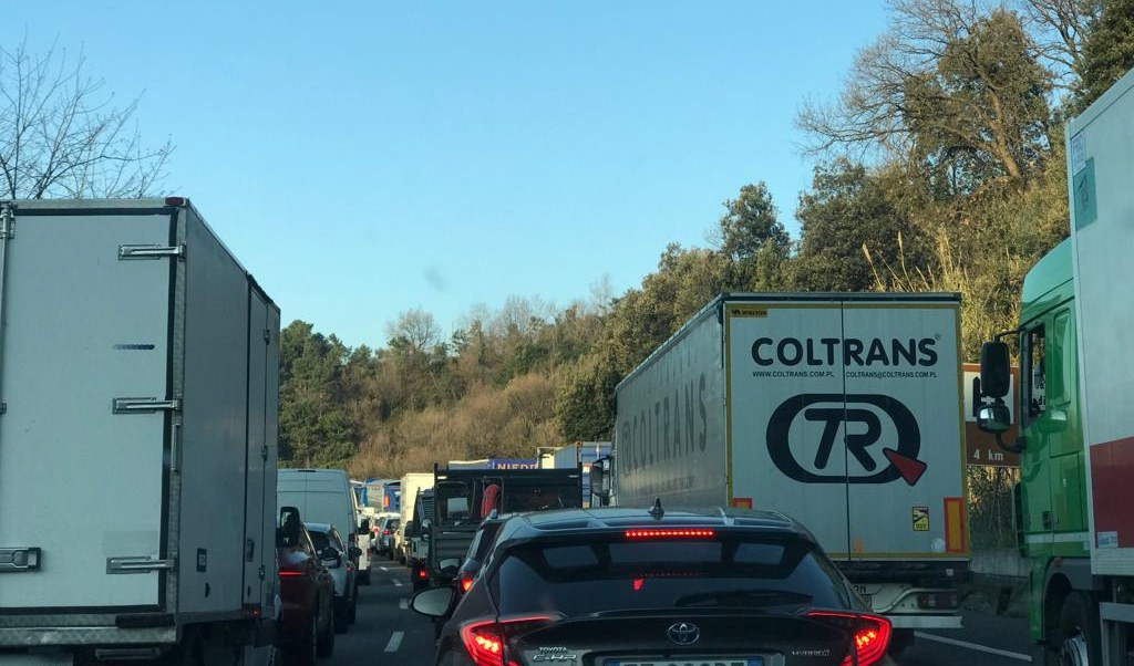 Auto e camion in coda in autostrada