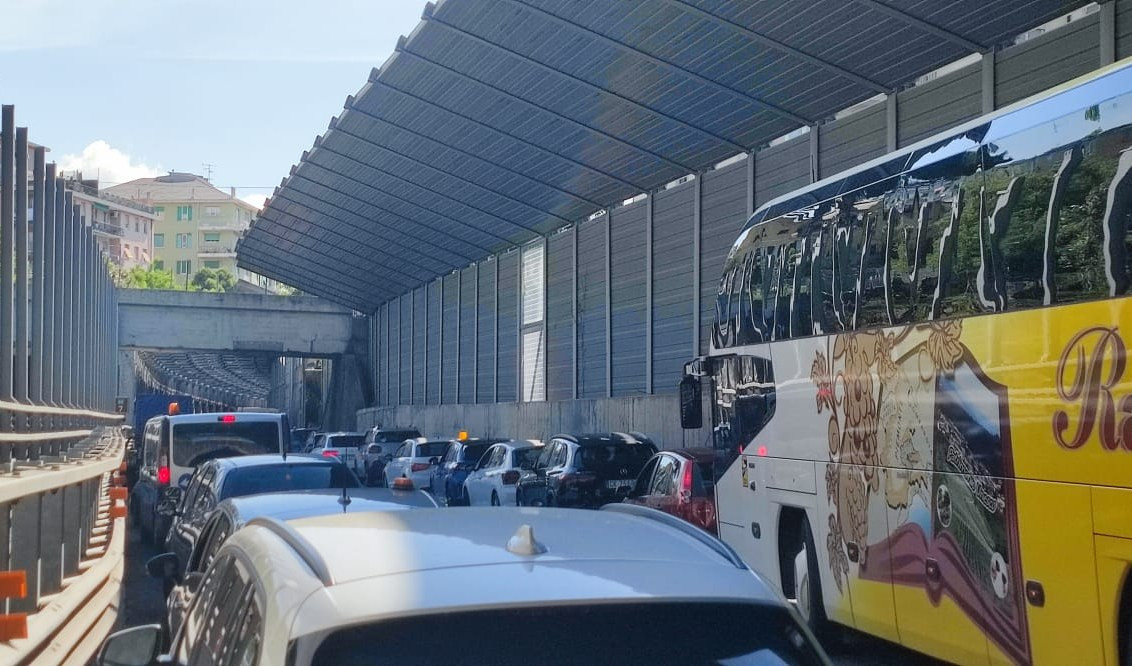 Tamponamento tra tre auto in autostrada: code per incidente a ponente