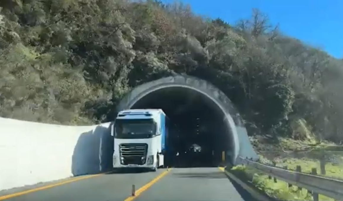 Un camion che esce da una galleria