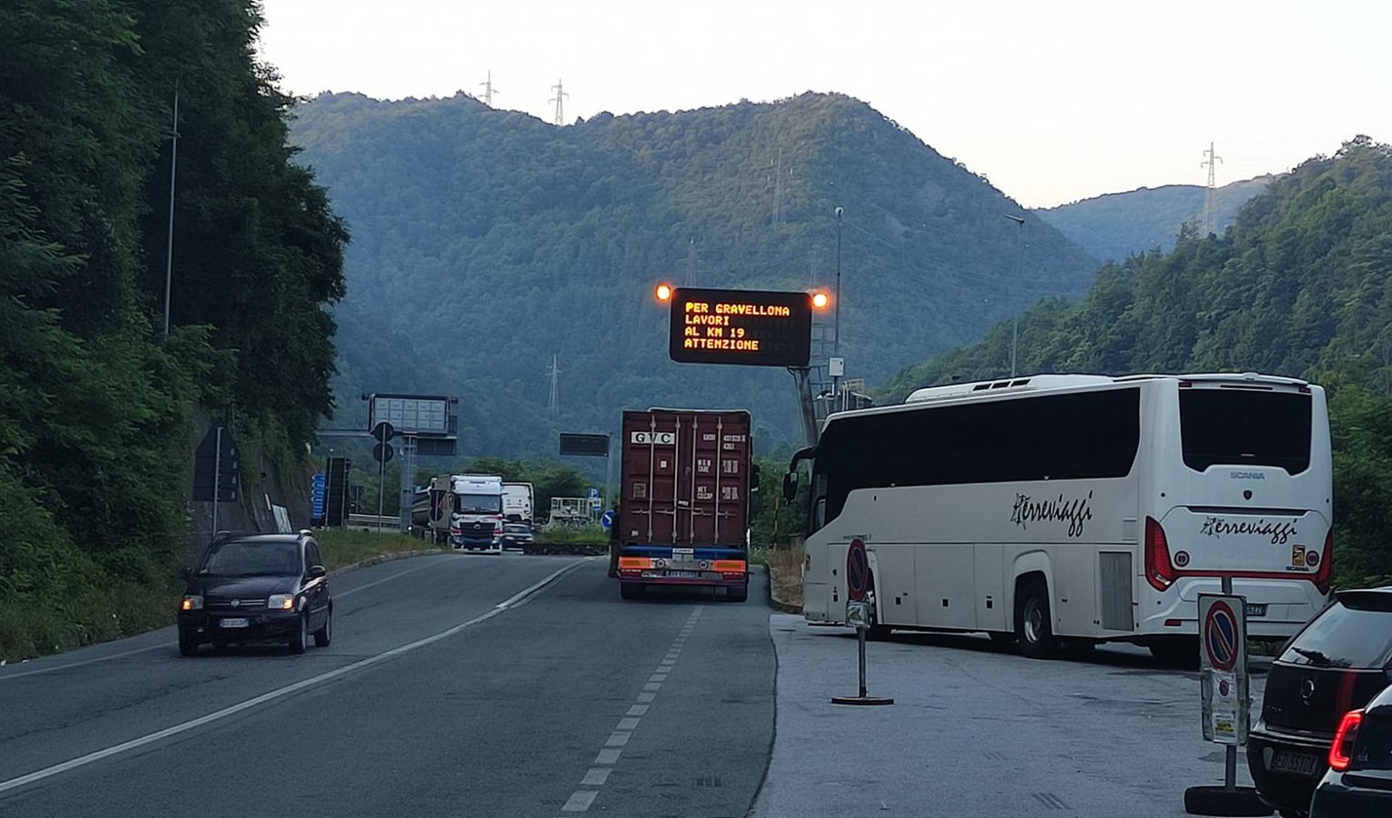 Viaggio da incubo per i pendolari della Valle Stura, il bus sostitutivo trova l'A26 chiusa