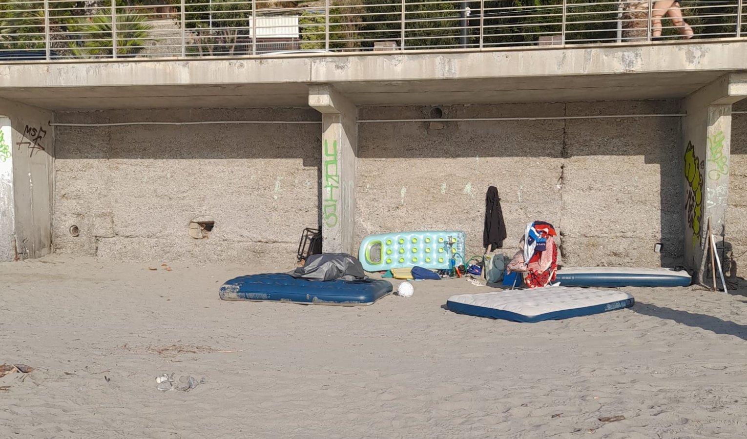Sgomberato accampamento abusivo nella spiaggia libera: identificati i responsabili