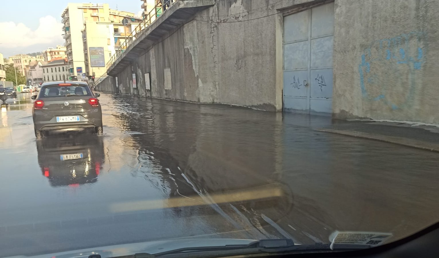 Genova, si rompe tubo: strada allagata a Multedo. Ecco le vie senz'acqua