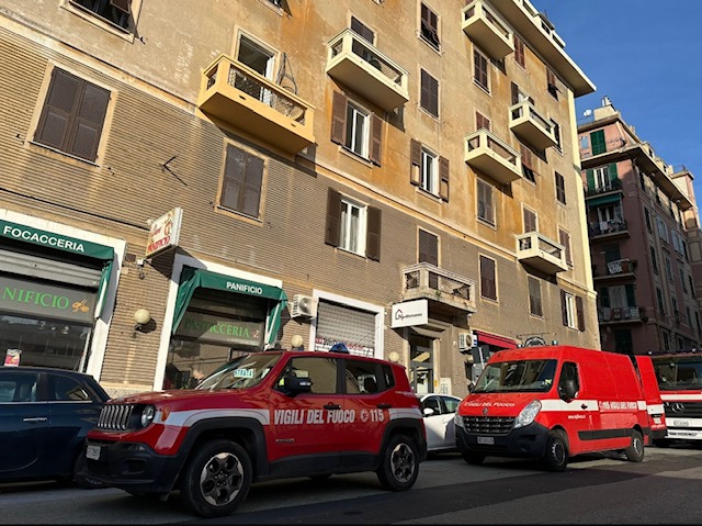 Genova, incendio casa a Cornigliano: 50 famiglie evacuate nella notte