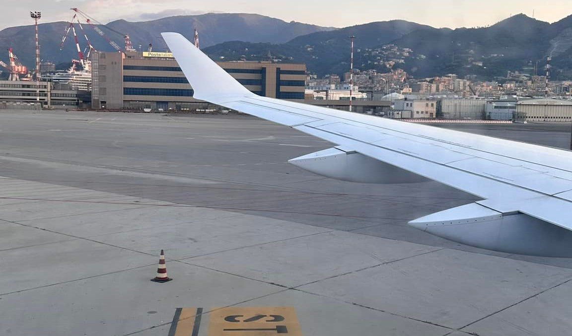 Problemi in volo, il Genova- Roma torna al Colombo in emergenza