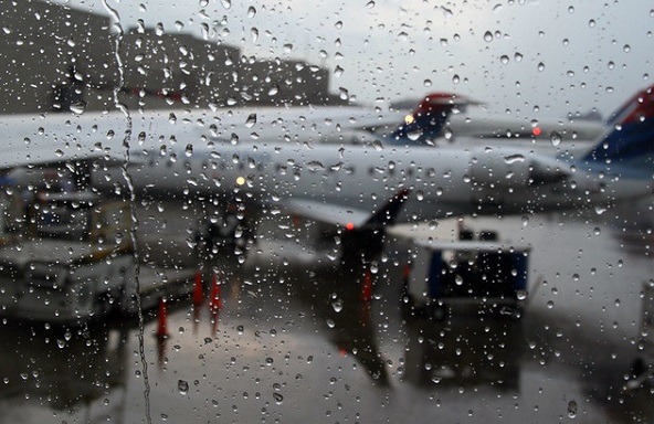 Maltempo a Genova, voli dirottati per scarsa visibilità. Sottopassi allagati a Brin e a San Benigno