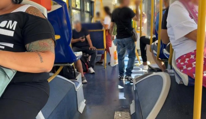 Gli chiede di abbassare la voce, lui le sferra un pugno in faccia: violenza su bus a Sampierdarena