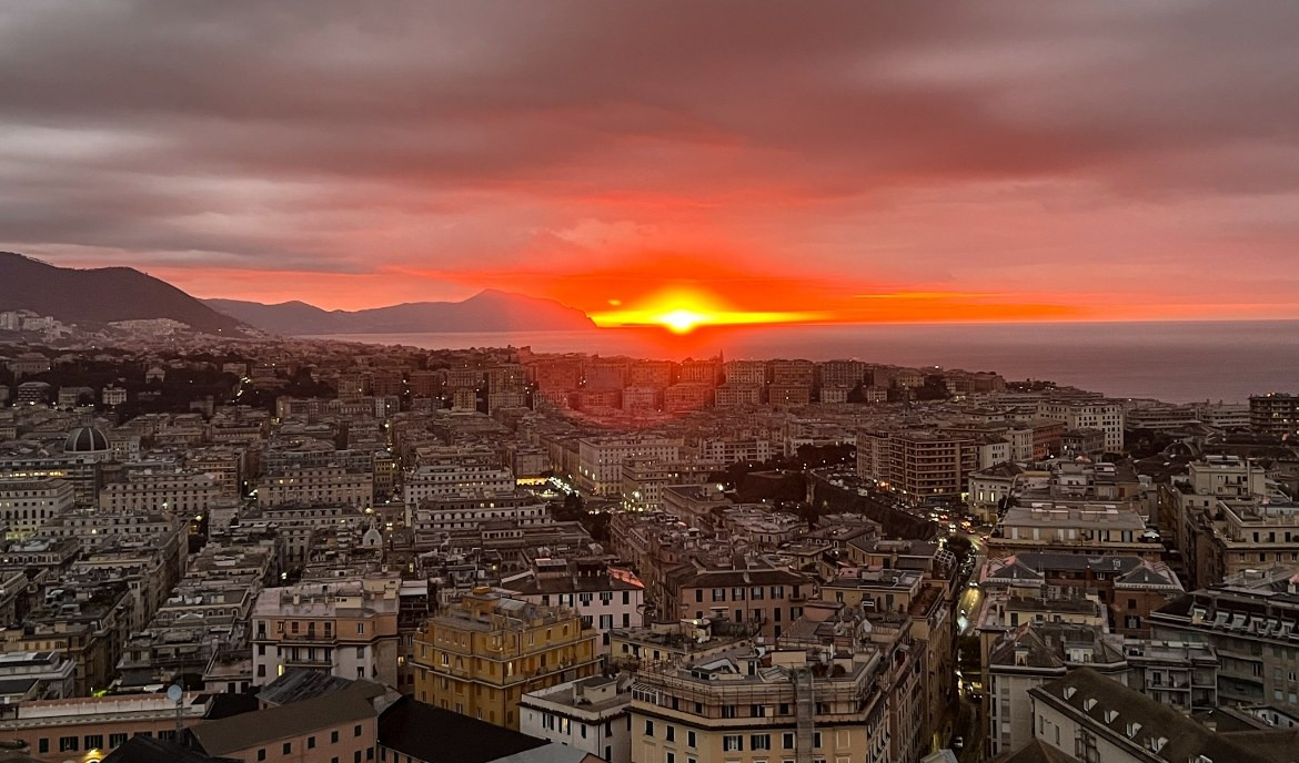 La spettacolare alba su Genova da Terrazza Colombo 